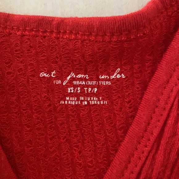 Red V-neck crop top - Picture 2 of 2